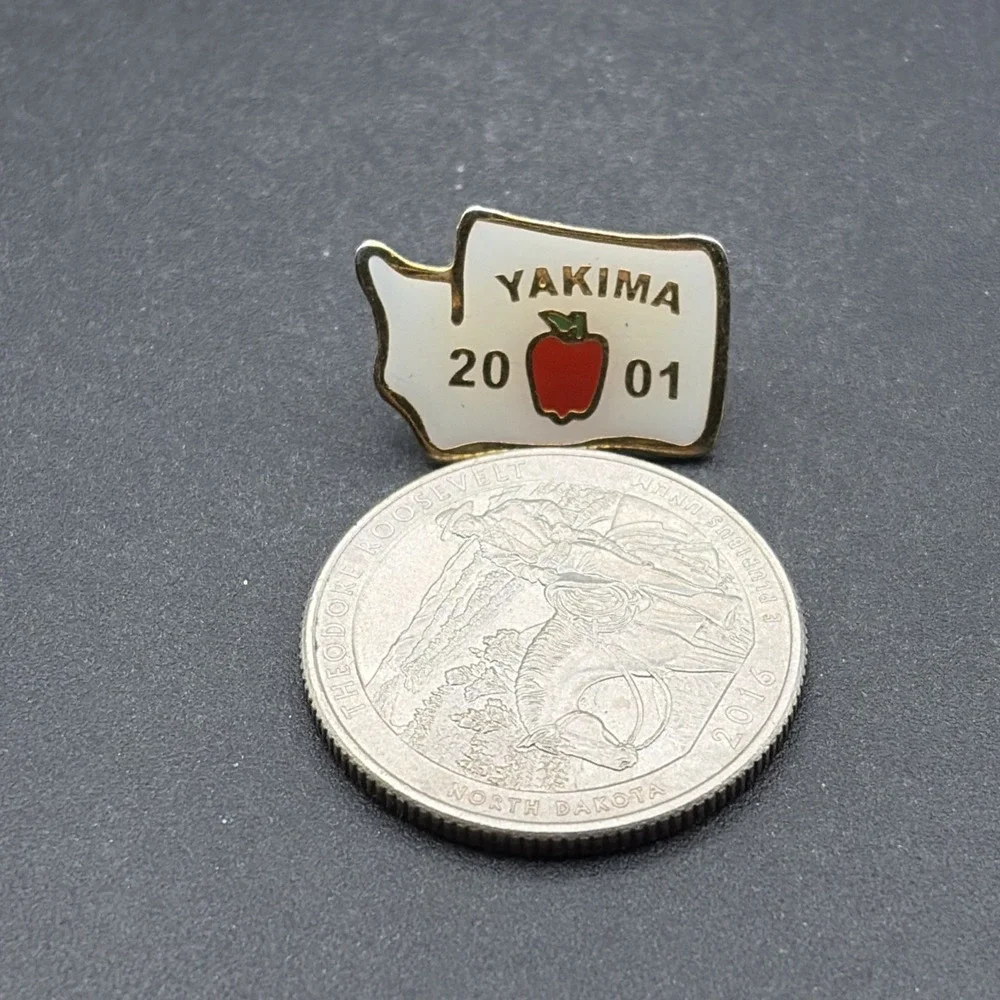 Yakima Washington 2001 Apple State Outline Lapel‎ Hat Pin